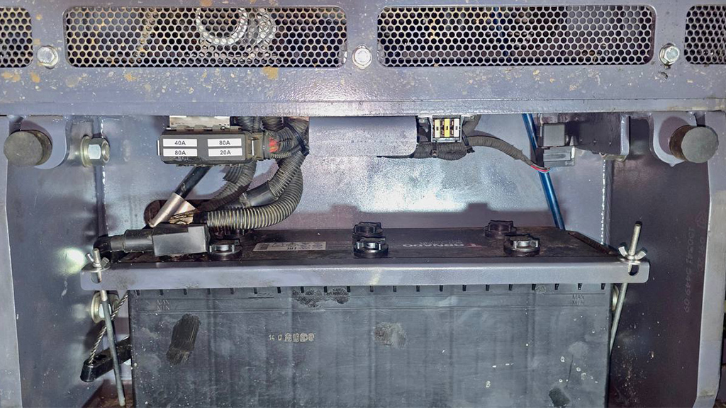 Перенос АКБ позволил улучшить охлаждение радиаторов и снизить риск контакта рабочих жидкостей с электропроводкой