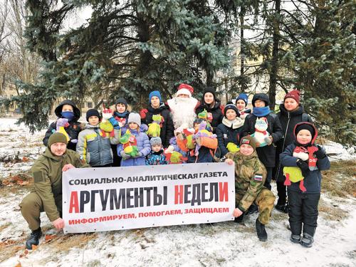 Волонтёры и благотворители в роли Дедов Морозов для детей из прифронтовых областей