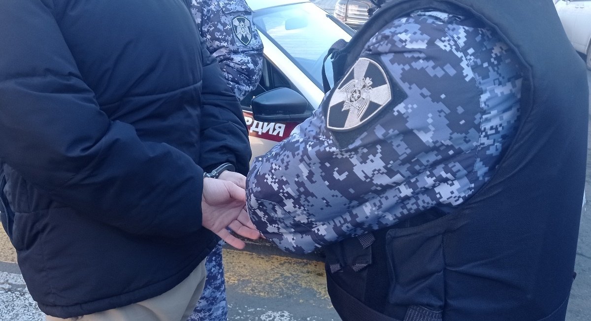 Во Владивостоке покупатель с пистолетом ограбил продавца Пресс-служба Управления Росгвардии по Приморскому краю