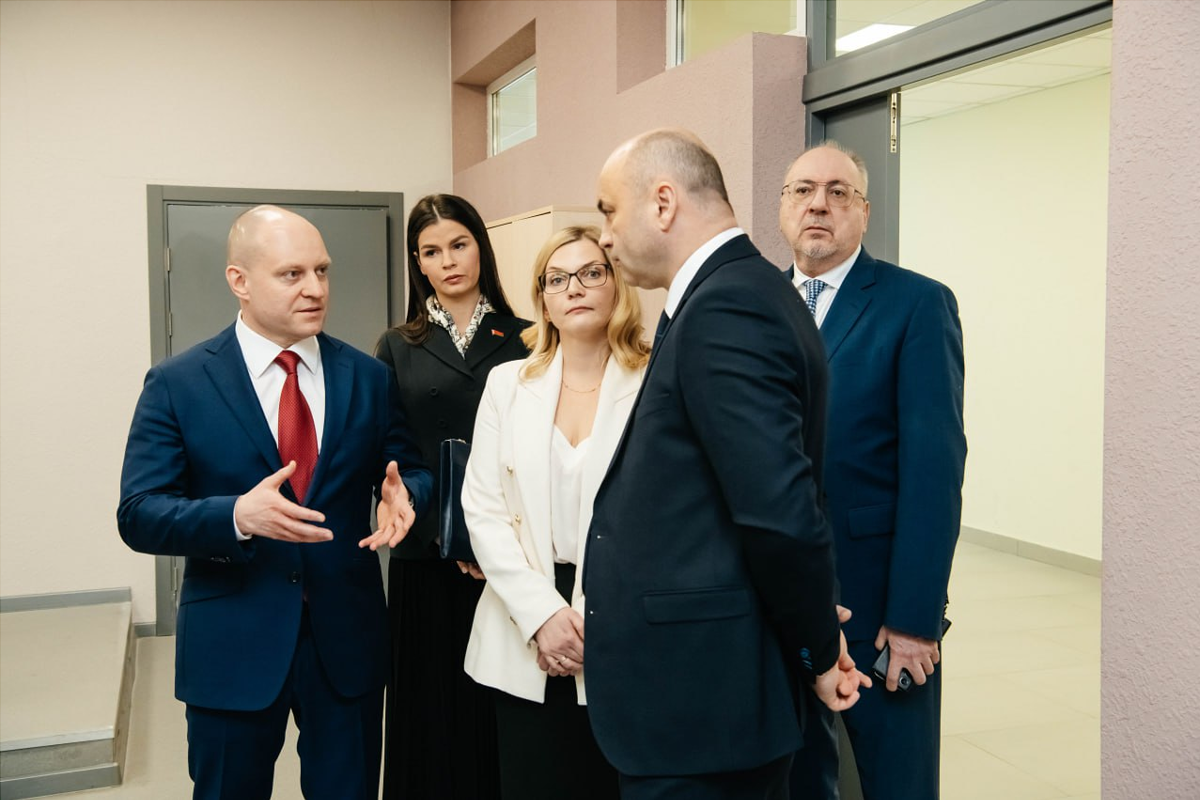 Белорусский посол ознакомился с образовательным комплексном №2 в Пушкине