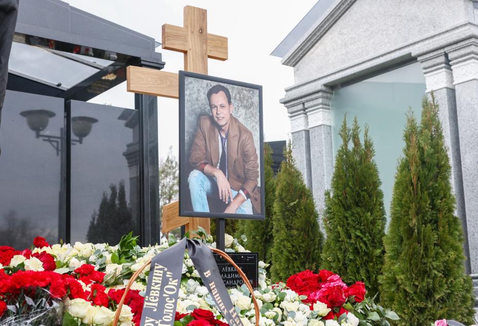 Цветы на могиле певца Владимира Левкина на Троекуровском кладбище в Москве