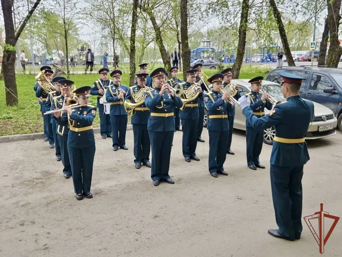 Росгвардейцы поздравили ветерана Великой Отечественной войны с Днем Победы парадом у его дома в Москве (видео)