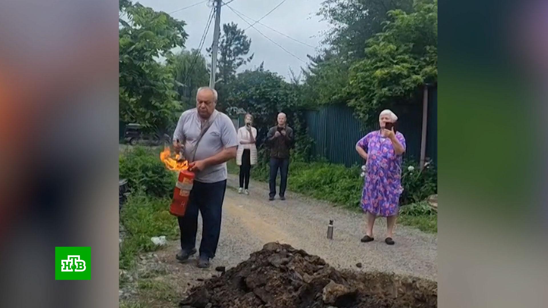 сосед по садоводческому товариществу расположил посещение туалета и мусорную яму