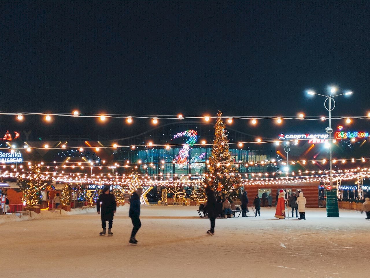 Масленица туры фото. Новогодний барнаульский арбат. Парк барнаул новогодний. Новогодний каток. Площадь сахарова барнаул.