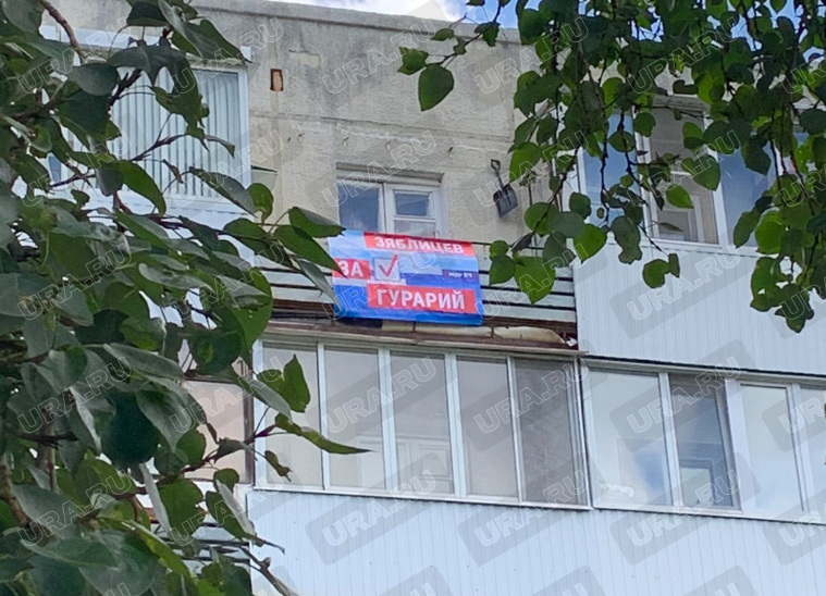 Такие плакаты заметили в Кировском районе днем 22 августа