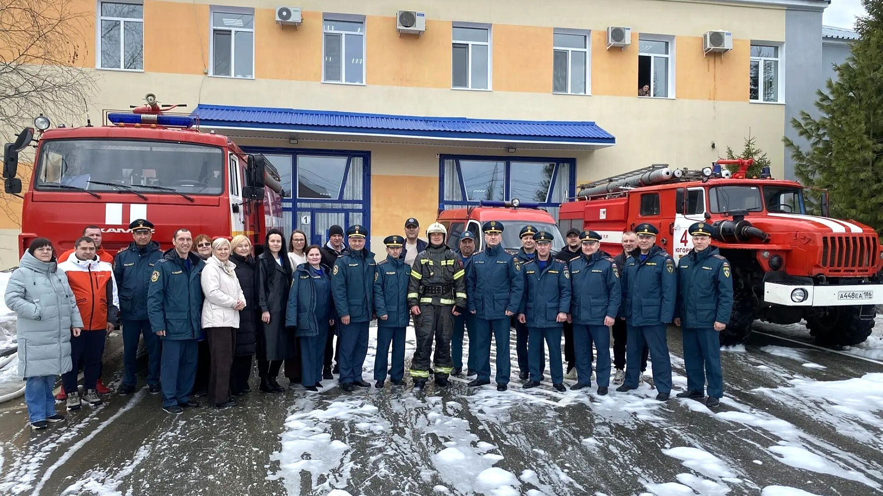 Смыли копоть - в Югорске пожарного проводили на пенсию