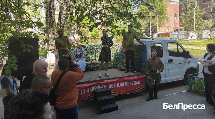 Фронтовые концертные бригады начали выступать в Белгороде у домов, где живут ветераны