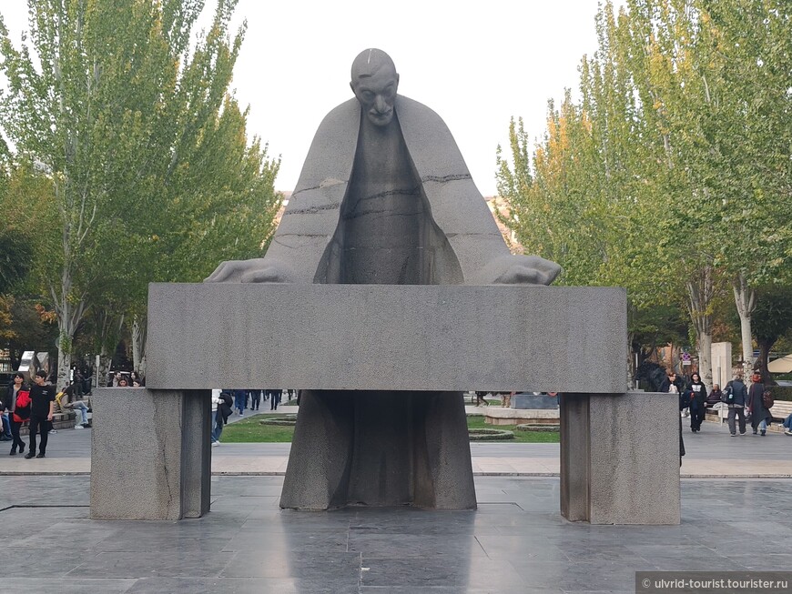 Памятник Александру Таманяну