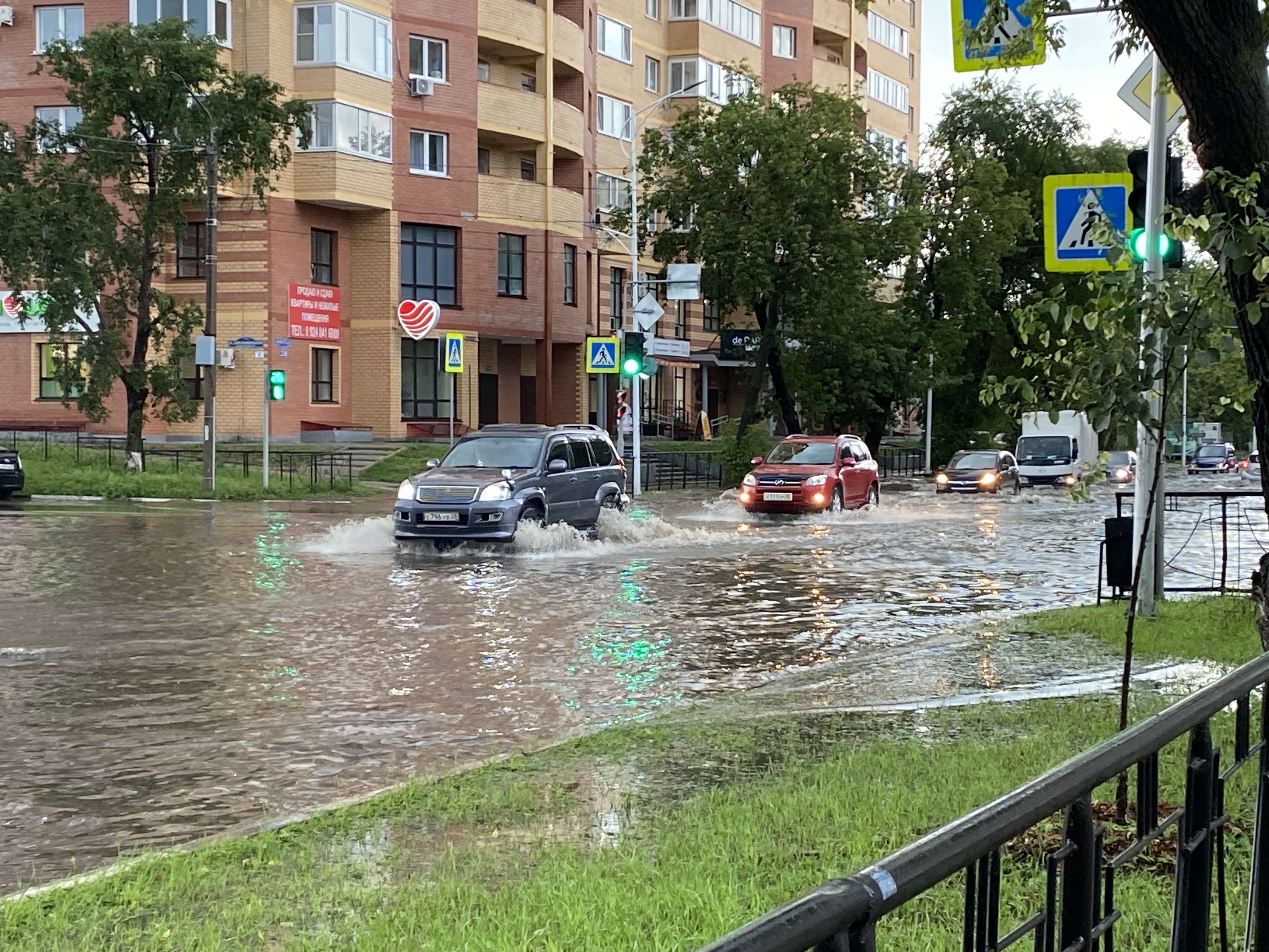 Стопбан ливень. Улицы после дождя. Ливень летом в городе. Город после дождя. Сильный дождь.