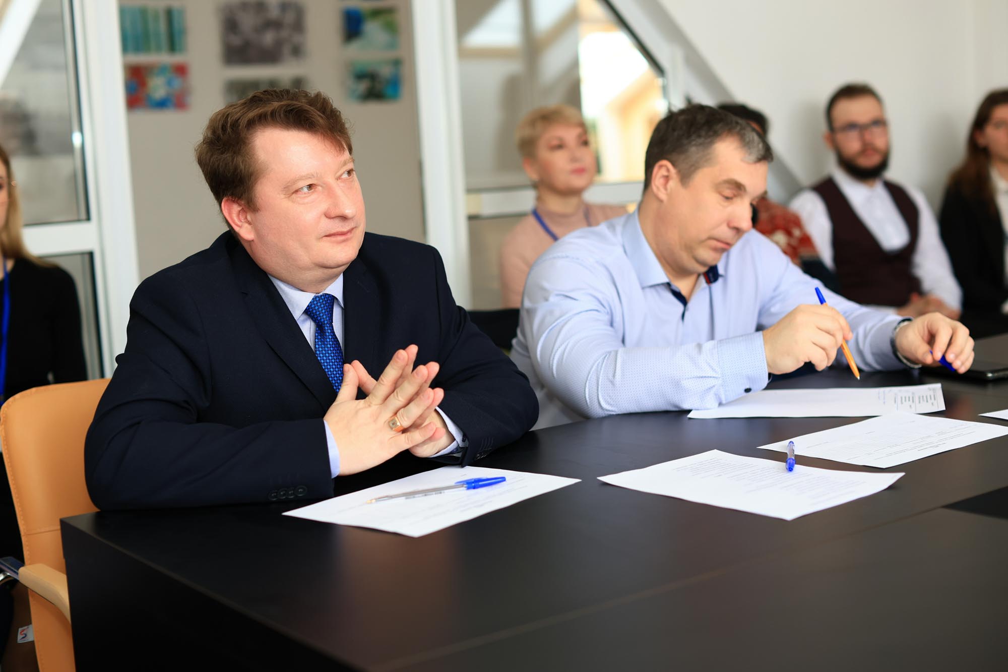 специалисты с профильным образованием. информация о потребности в специалистах библиотек. специалисты с профильным образованием. учитель и ученик. специалисты с профильным образованием.