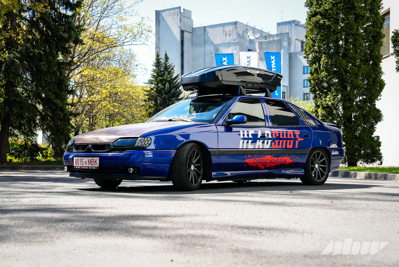 Этот Renault Safrane слышно за километр: как старый «француз» стал концертной площадкой на колесах