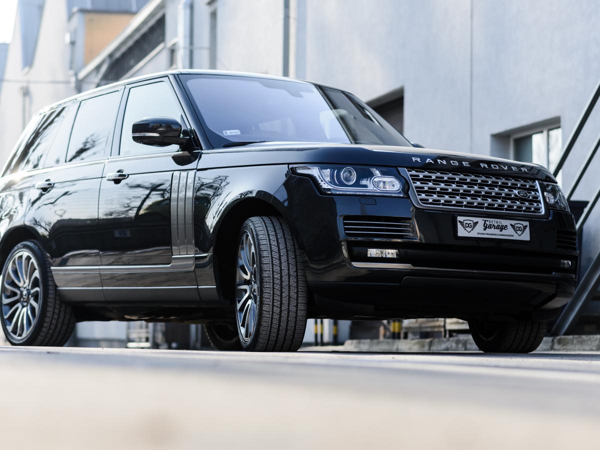Чёрный внедорожник Range Rover
