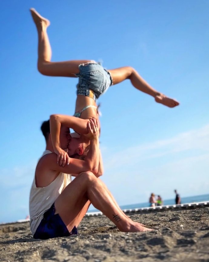 19-летняя фигуристка Алена Косторная продемонстрировала растяжку на пляже вместе с женихом. Топ фото Алены Косторной в купальнике 