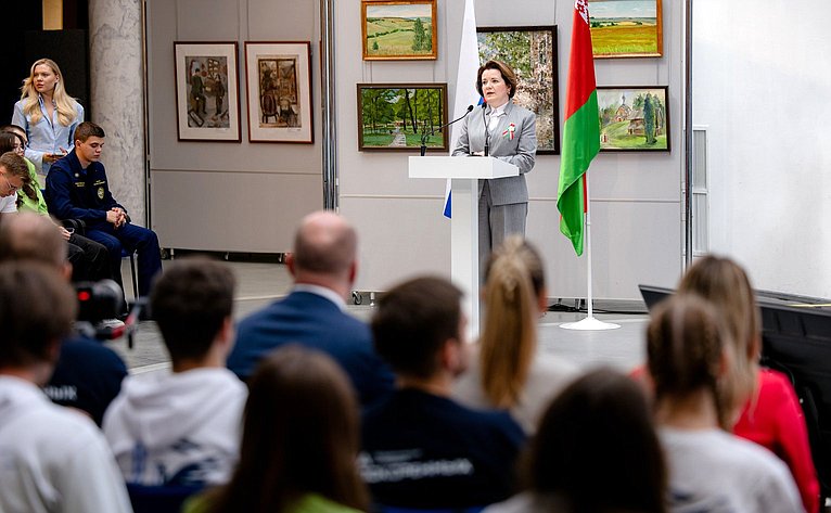 В Смоленске прошла патриотическая экспедиция «Код непокорённых» с участием молодых активистов из разных регионов России и Беларуси. Пленарная дискуссия проекта «Код непокоренных»