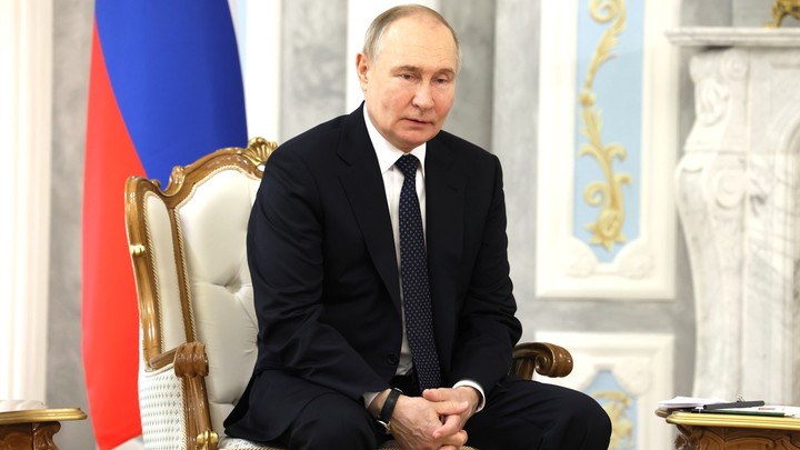 Стоящие рука об руку: Русский художник подарил королю Бахрейна картину с Путиным