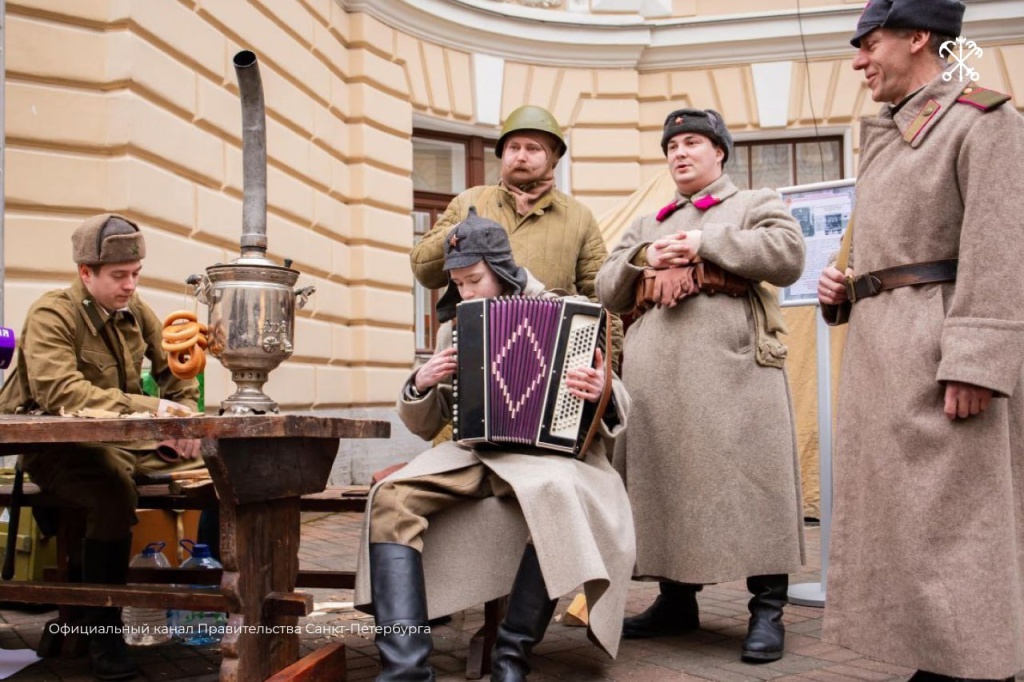 Акция стартует в 15:00 и развернётся в декорациях осаждённого города с использованием оригинальных световых решений и военных инсталляций. 