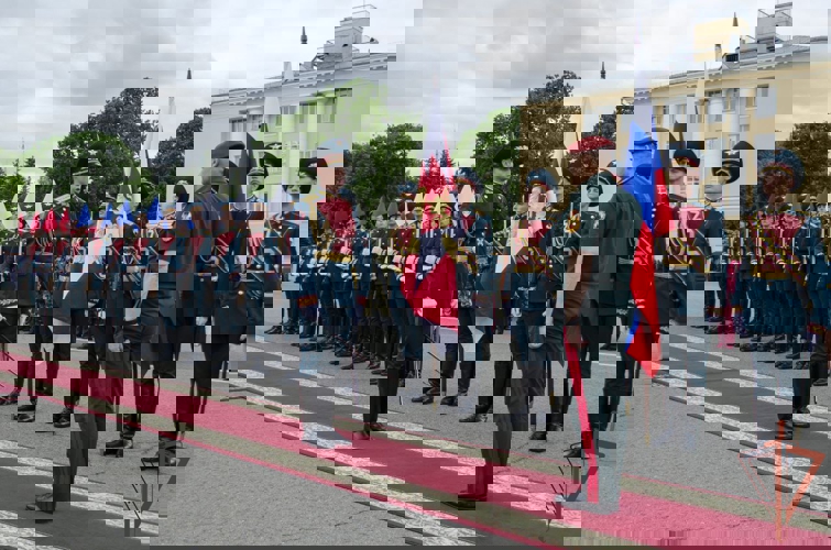 Первый заместитель директора Росгвардии генерал-полковник Юрий Яшин вручил вымпел директора Росгвардии Центру специального назначения «Витязь»