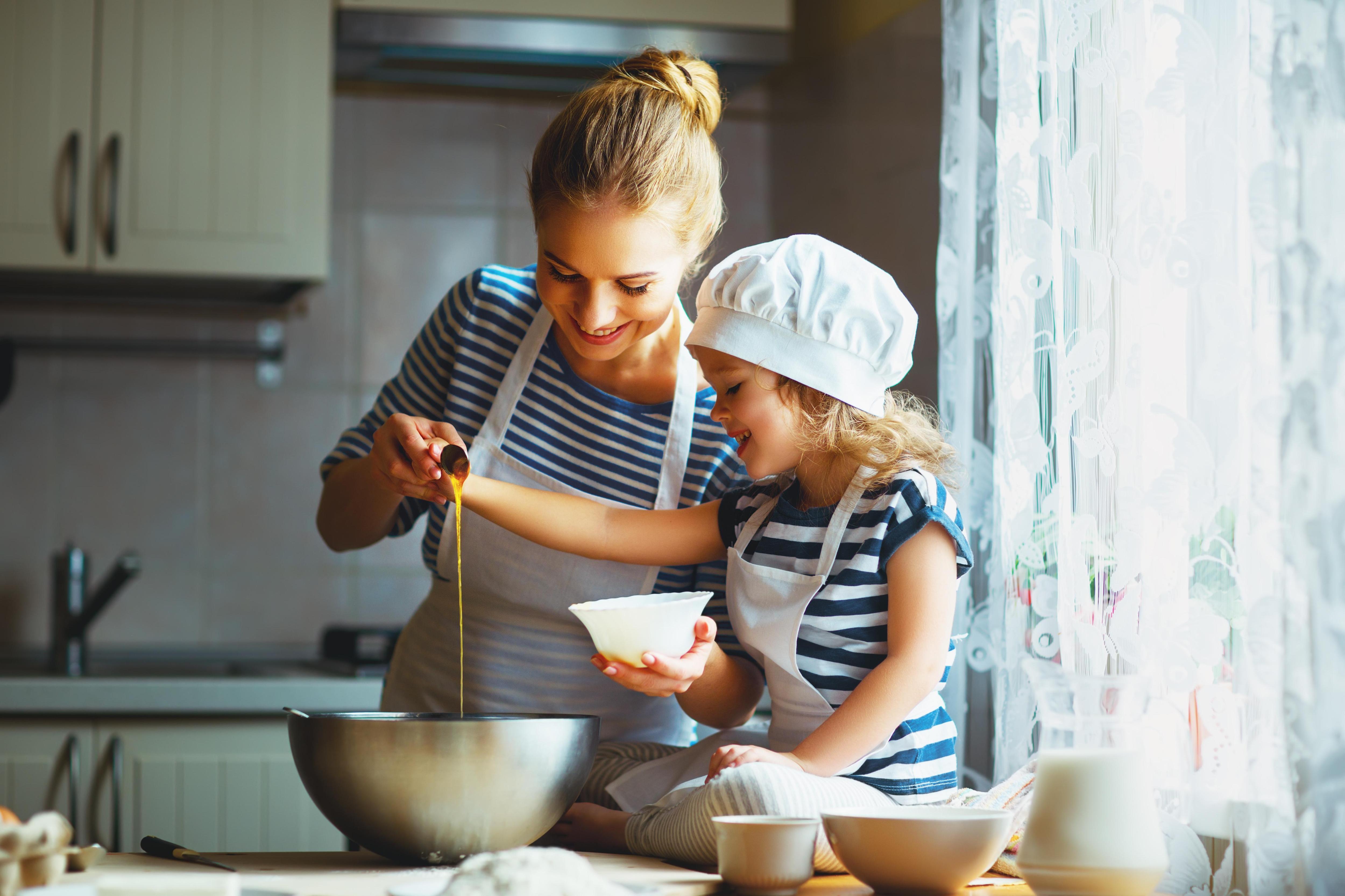 Help your mother. Мама с ребенком на кухне. Кухня для детей. Готовка с детьми. Мама с дочкой готовят.