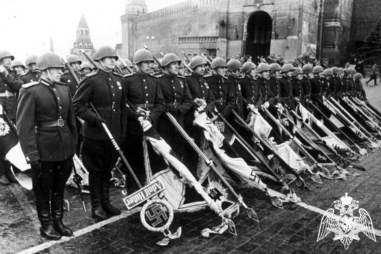 На параде Победы 24 июня 1945 года военнослужащие войск НКВД СССР бросали знамёна поверженной Германии к подножию Мавзолея на Красной площади