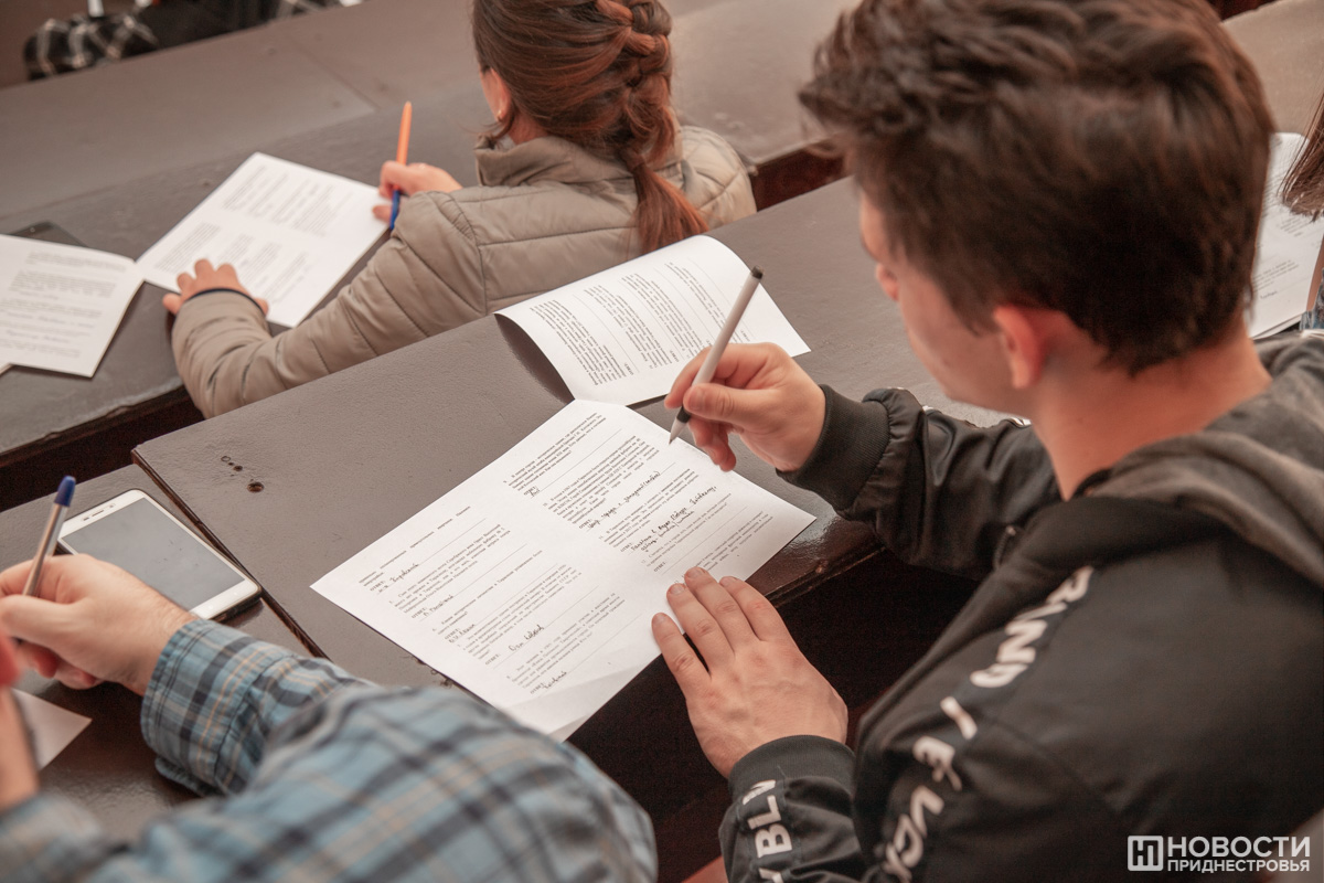 человек в перьях. книги писателей. перо для письма. сайт пишущий историю. девушка с блокнотом в руках.