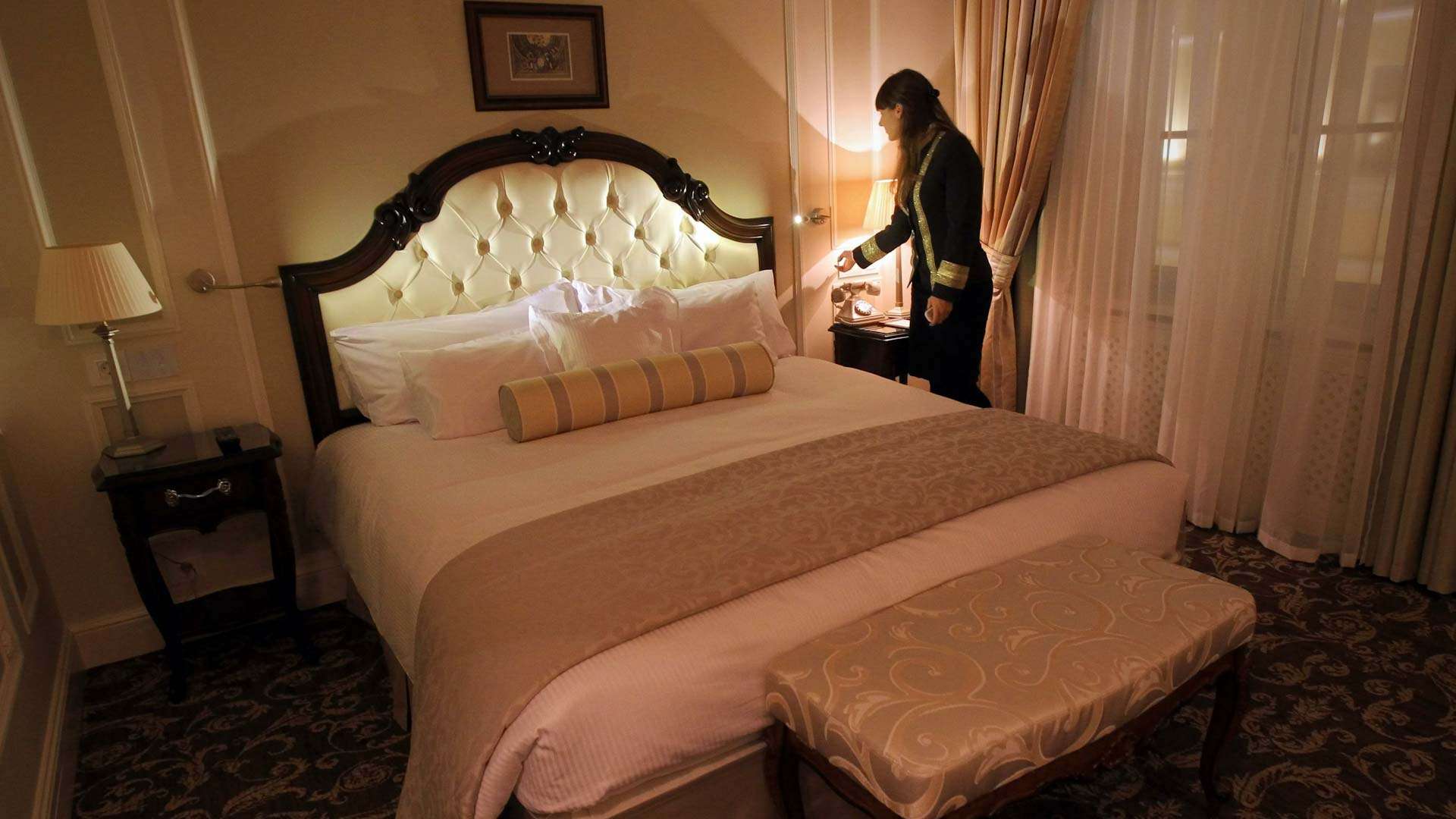 Проживание в гостиничном номере на курорте. Гость в номере отеля. Фотосессия в гостиничном номере. В отеле. Человек в гостиничном номере.