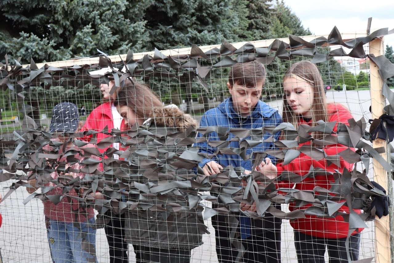 Волонтеры плетут сети. Волонтеры плетут маскировочные сети. акция плетение маскировочных сетей. волонтер. волонтёрство и добровольчество.