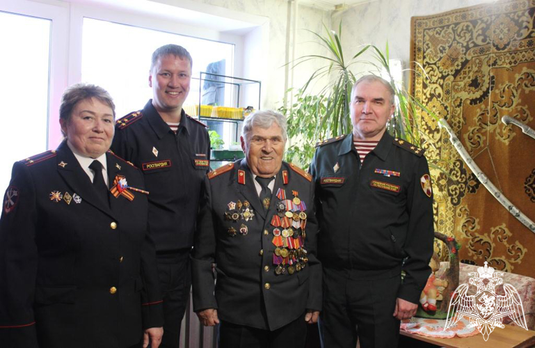В Сыктывкаре военный оркестр Росгвардии поздравил ветерана службы с Днем Победы
