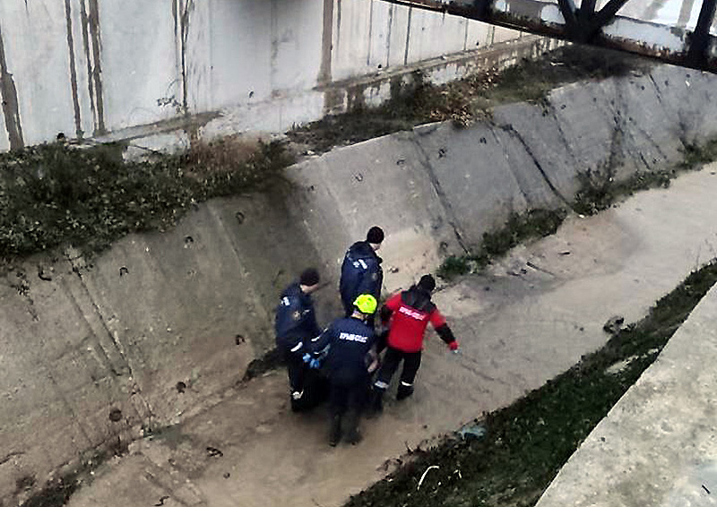 В Алуште сотрудники «Крым-Спаса» пришли на помощь мужчине, упавшему с подпорной стены