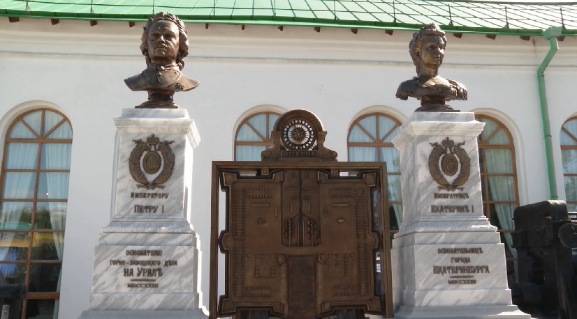 В Исторический сквер Екатеринбурга вернули бюсты Екатерины Первой и Петра Великого
