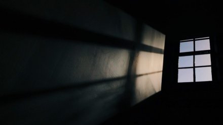 Выжившая после падения из окна девушка из Лисок находится в больнице 3 недели