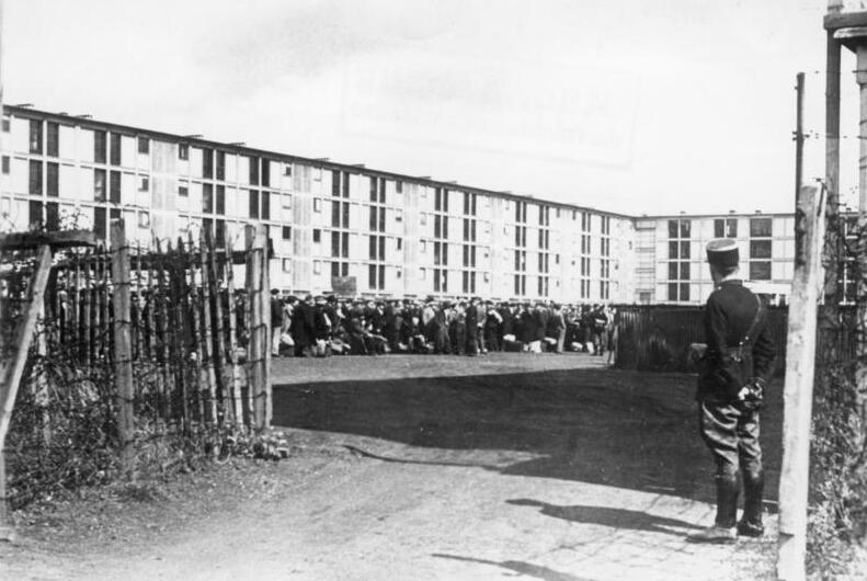 Арест евреев в Париже. Французский полицейский у входа в лагерь Дранси. Август 1941 года