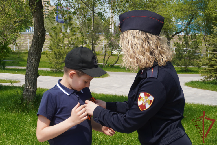 Георгиевские ленточки получили жители города-героя Волгограда от росгвардейцев
