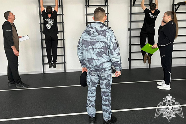 Под руководством сотрудника Росгвардии юнармейцы успешно сдали юнармейский норматив в Пятигорске