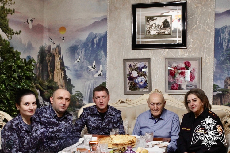 ВО ВЛАДИКАВКАЗЕ СОТРУДНИКИ ВНЕВЕДОМСТВЕННОЙ ОХРАНЫ ПОЗДРАВИЛИ ВЕТЕРАНА СЛУЖБЫ С ДНЕМ РОЖДЕНИЯ