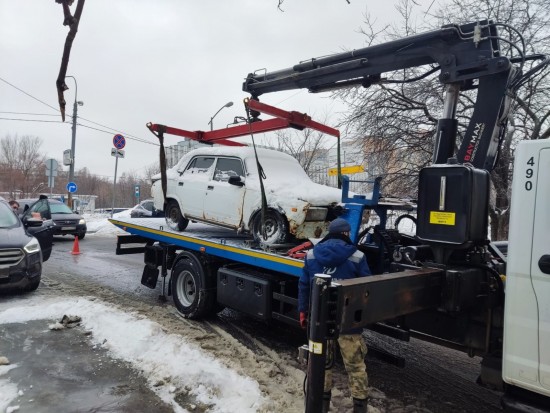 В Конькове вывезли на временную стоянку брошенный автомобиль