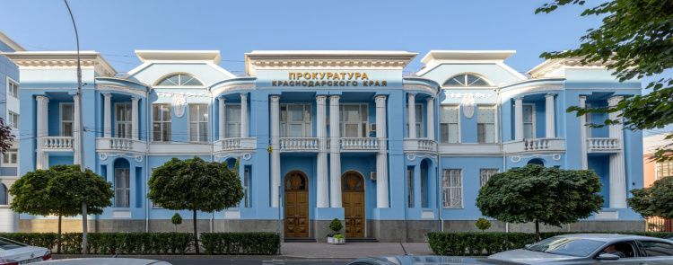 Дорогие автомобили и спортсооружения: чиновники трех районов Кубани пытались купить люксовые авто