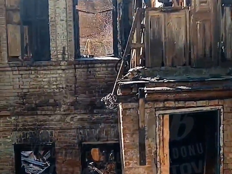 В Ростове на Красноармейской сгорело четырехэтажное здание