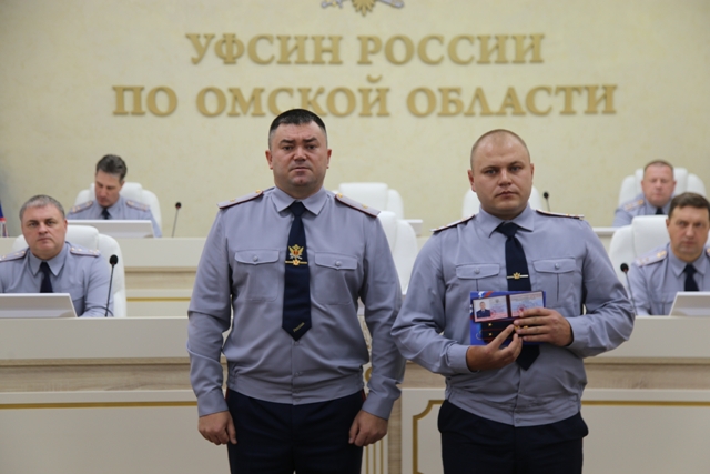 Начальник УФСИН России по Омской области Сергей Балдин поздравил сотрудников ведомства с присвоением первых и очередных специальных званий
