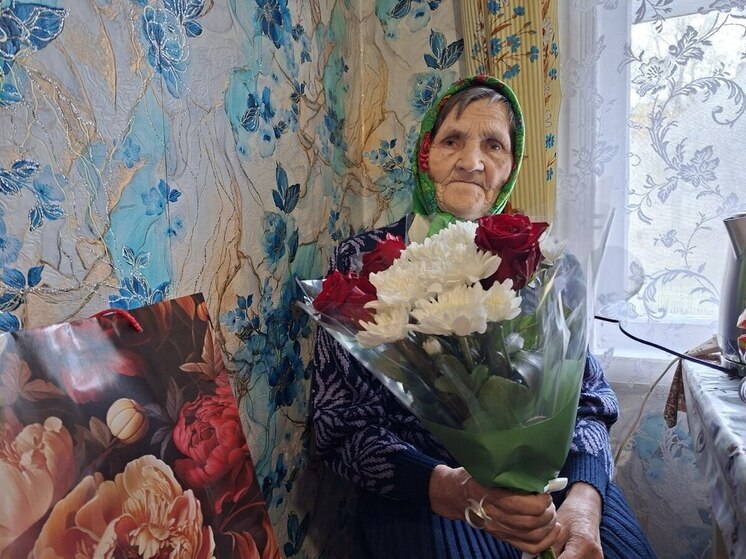 Она поднимала свиноферму «Вымпел». Жительница деревни Литвинка отметила 90-летие