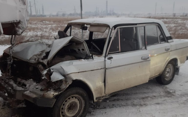 Шестерка врезалась в грузовик в Усть-Абаканском районе 