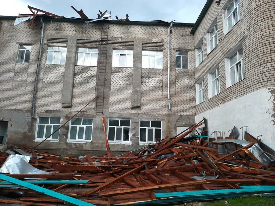 В Новокиевском Увале прошел ураган Со школы унесло крышу повалило деревья