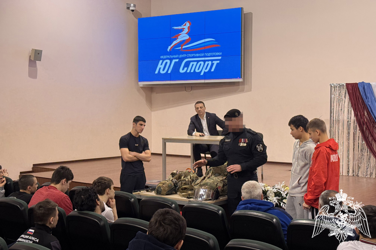 Офицер ОМОН провел урок мужества для юношеской сборной России по боксу в Сочи