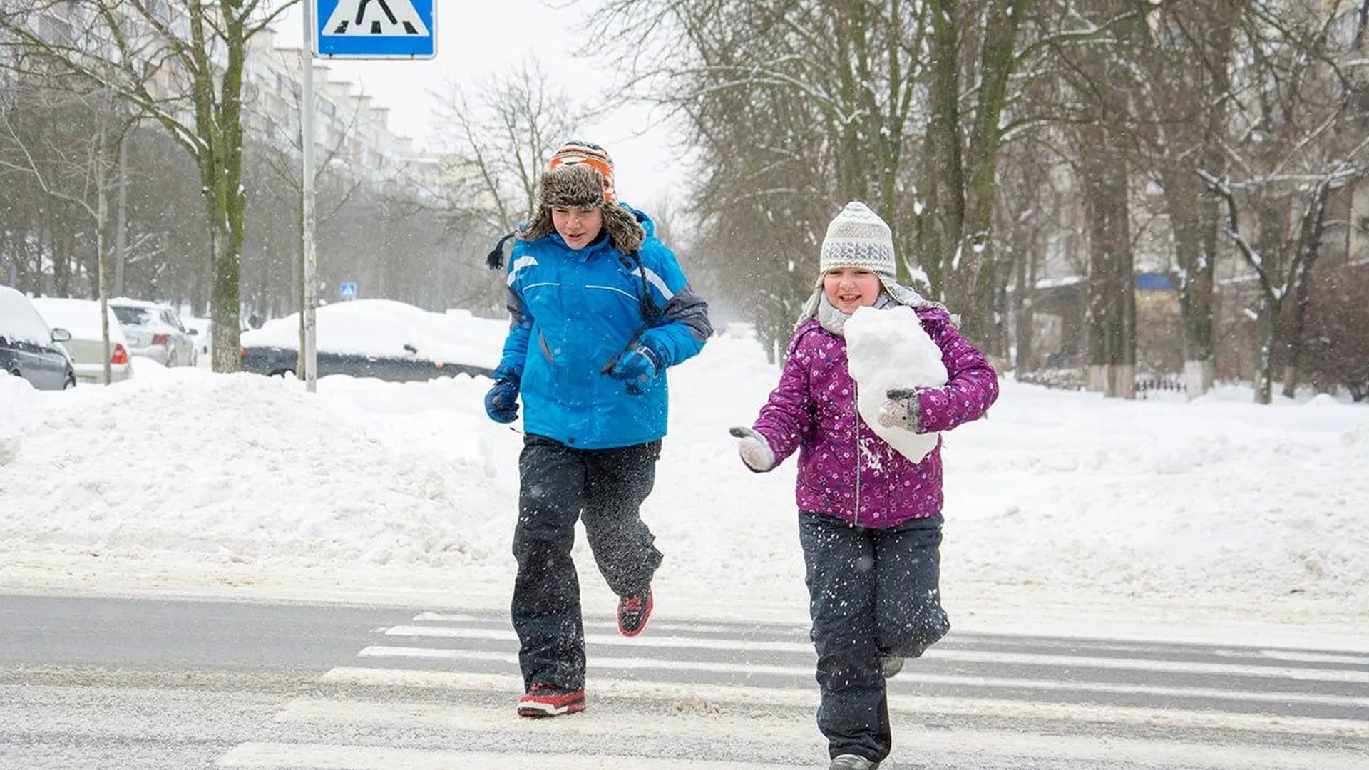 Зимний пешеход. На санках через дорогу. Дети на дороге зимой. С ребенком на остановке зима. Пешеходы зима нарушение.