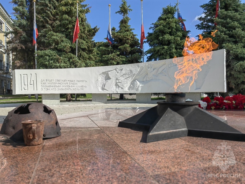 Мы пoмним пoдвиг ваш, герои, вы вечно в памяти людской!