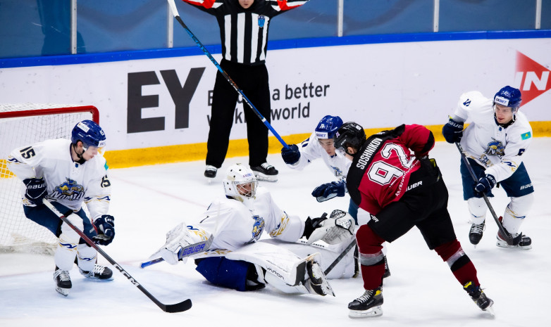 ВИДЕО. В матче казахстанских хоккейных команд произошла массовая драка