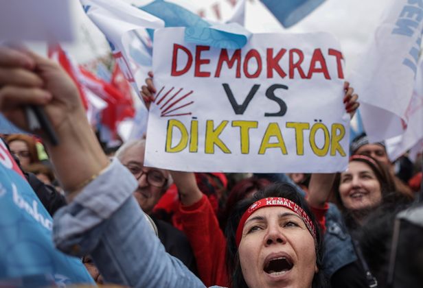 Сторонники Кемаля Кылычдароглу на предвыборном митинге кандидата в президенты Турции