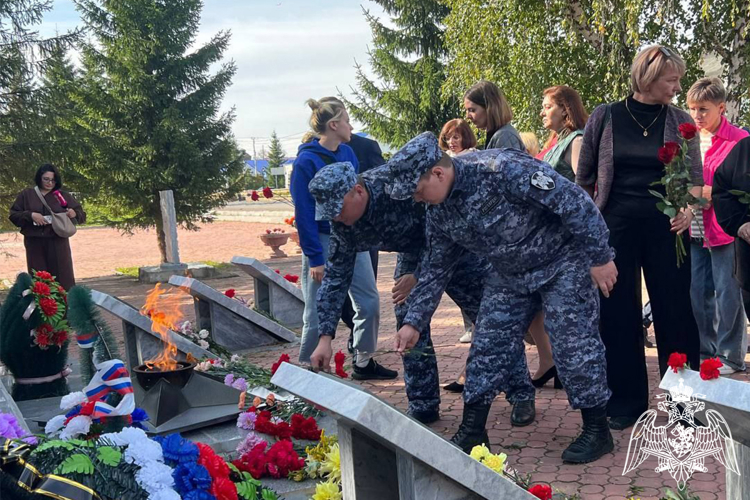 Росгвардейцы в Тюменской области почтили память героев Второй мировой войны и жертв терактов
