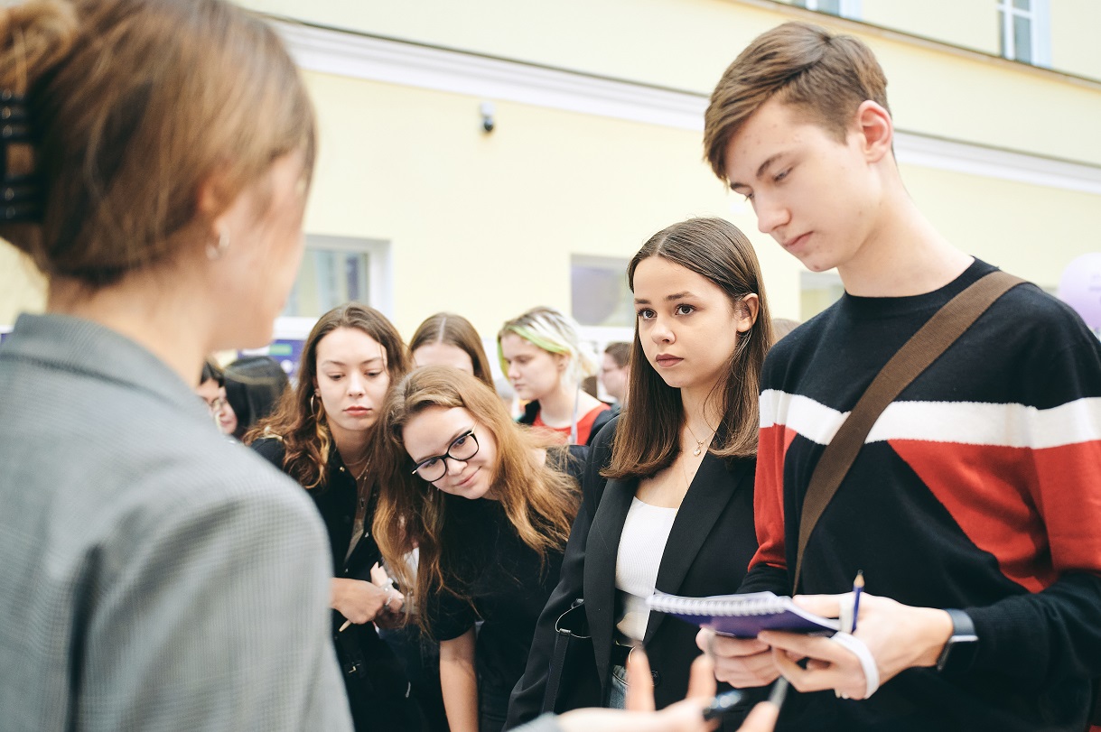 Общество знан. Высокие школьники. ВШЭ поступление. Получение информации в вузах. Высшее экономическое образование.