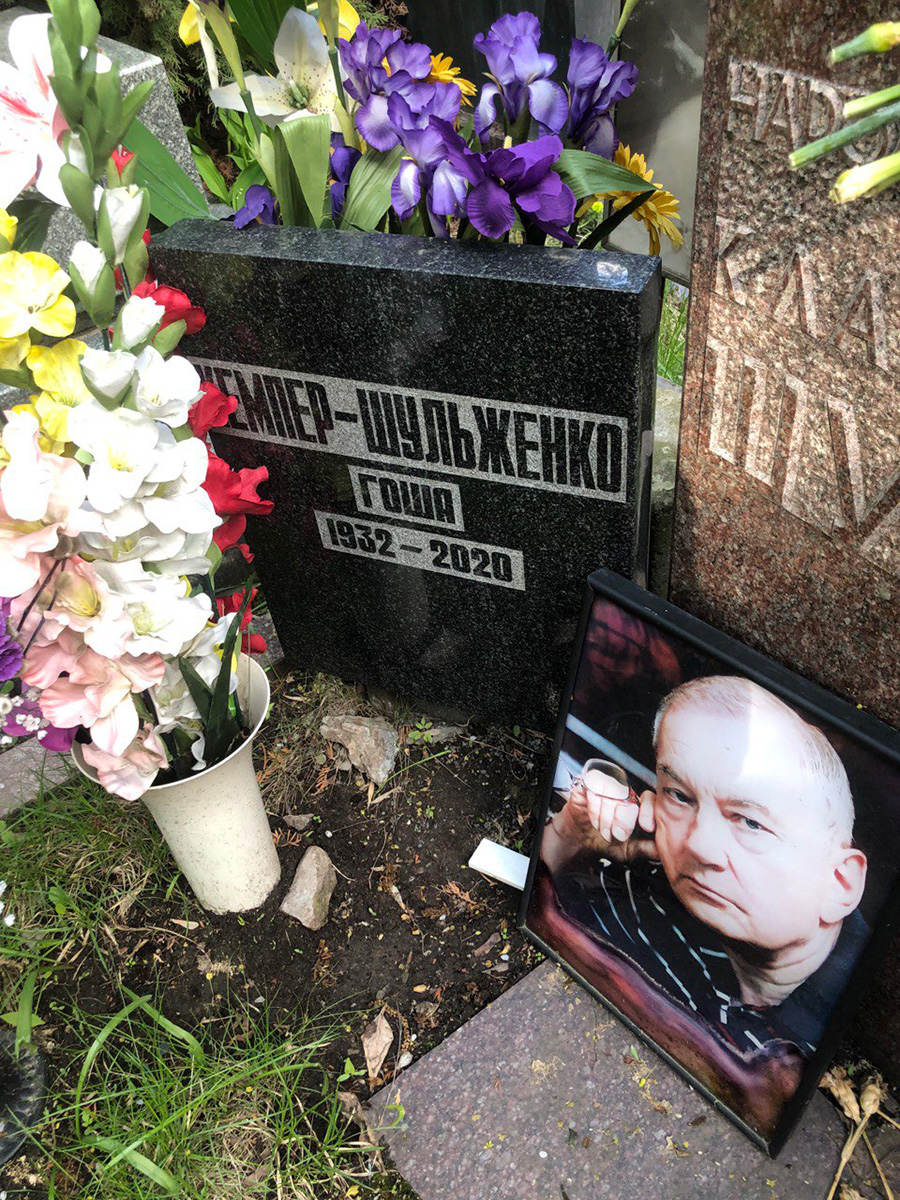Могилы Клавдии Шульженко, Владимира Кемпера и сына Георгия Кемпера-Шульженко на Новодевичьем кладбище Москвы