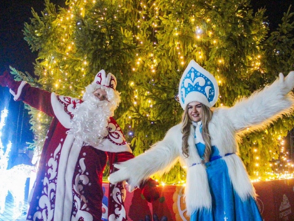 Елки, катки и резиденции Деда Мороза открыли в подмосковных парках